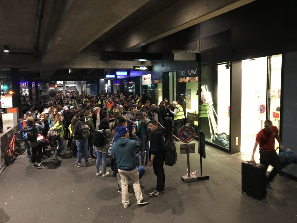 Des jeunes protestants attendent pour déposer leurs bagages