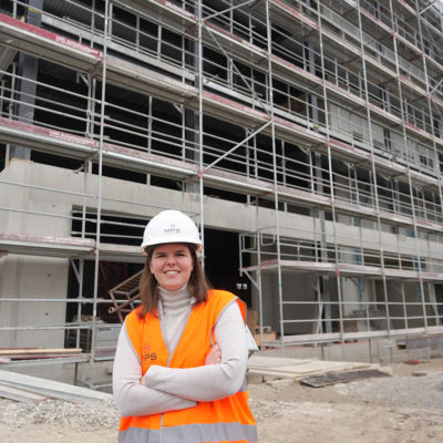 Ek11 isabelle Harsch devant le bâtiment de stockage en construction