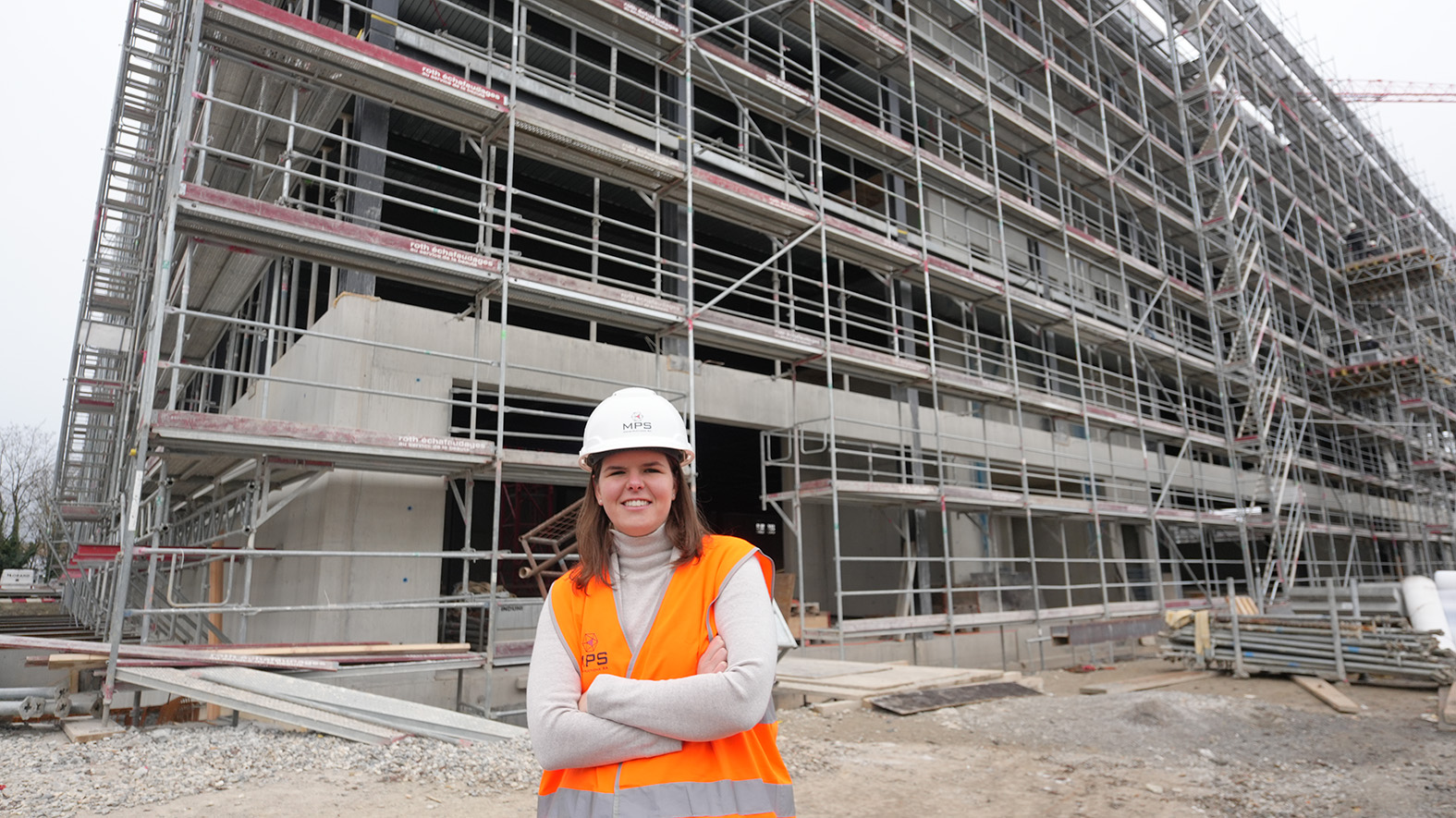 Ek11 isabelle Harsch devant le bâtiment de stockage en construction