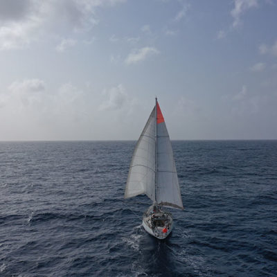 un bateau au milieu de l'ocean