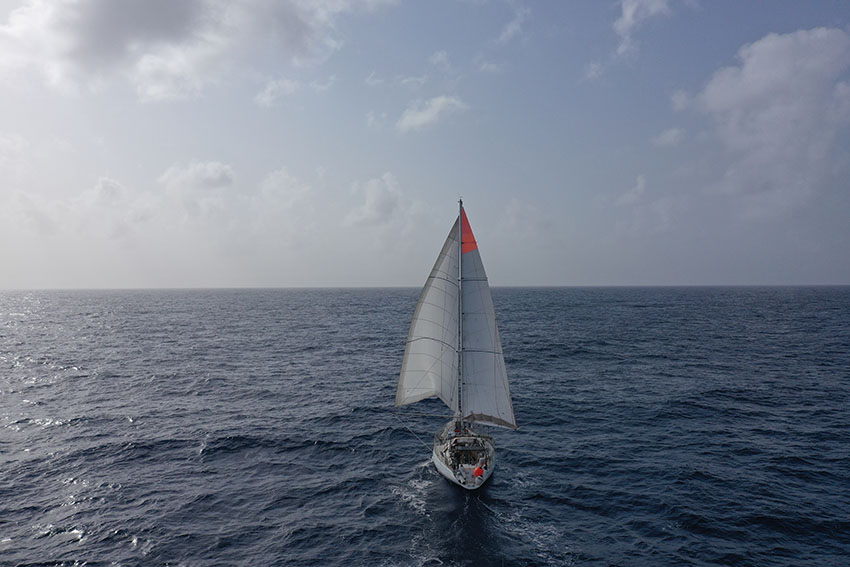 un bateau au milieu de l'ocean