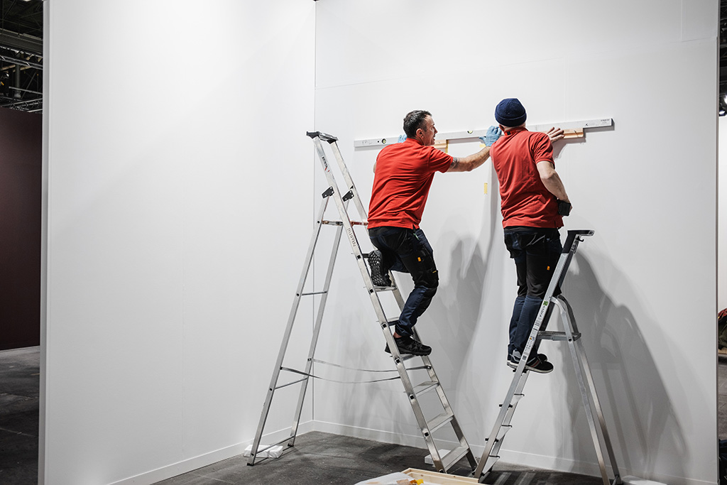 installation d'œuvres d'art 2 hommes installent un tableau